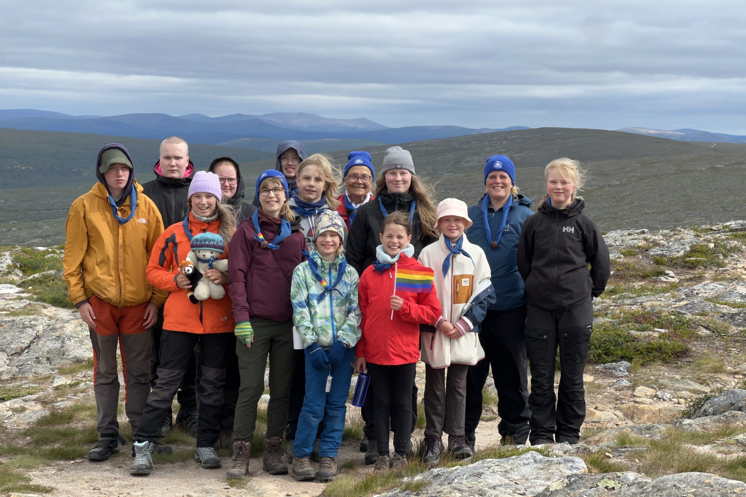 En grupp av scouter uppstälda på ett fjäll på deras äventyr i lappland
