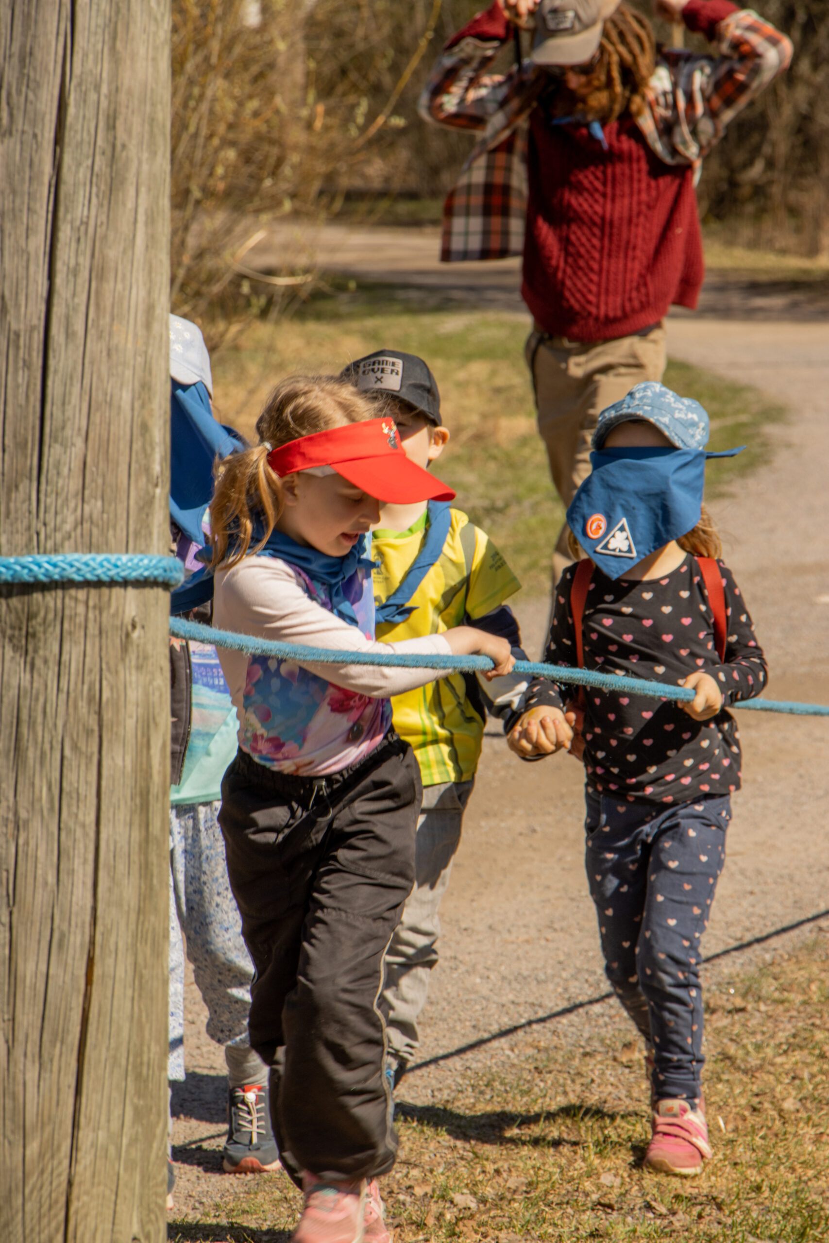 Scoutledare med kårmössor och scouthalsdukar